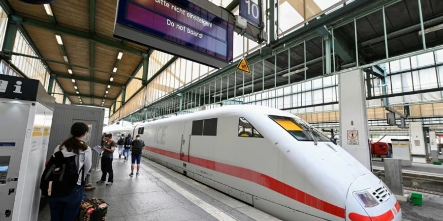 ICE am Hauptbahnhof Stuttgart