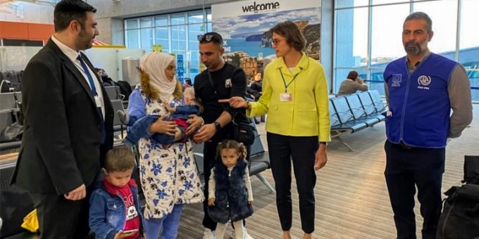 Botschafterin Anke Schlimm mit Asylsuchenden auf Zypern Botschafterin Anke Schlimm mit Asylsuchenden auf Zypern