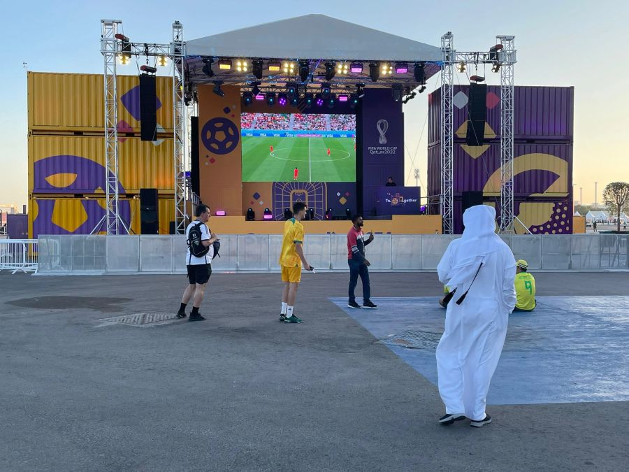 Vor dem Stadion kann die Partie zwischen Ghana und Südkorea verfolgt werden.