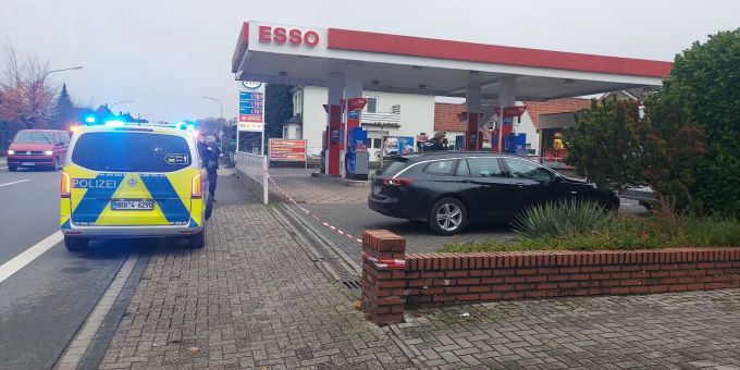 Ein Polizeifahrzeug steht vor der Tankstelle in Lengerich. Ein Polizeifahrzeug steht vor der Tankstelle in Lengerich.