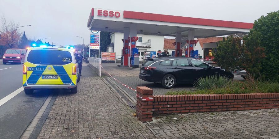 Ein Polizeifahrzeug steht vor der Tankstelle in Lengerich.