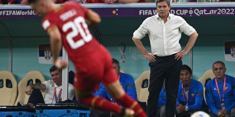 Serbiens Trainer Dragan Stojkovic (r) steht an der Seitenlinie.
