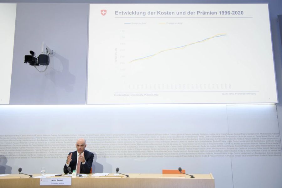 Bundesrat Alain Berset, spricht an einer Medienkonferenz zu den Krankenkassenprämien 2022, am Dienstag, 28. September 2021, in Bern.