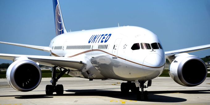 Eine Boeing 787 Dreamliner der United Airlines mit mehr als 250 Personen an Bord am Flughafen in Chicago. Eine Boeing 787 Dreamliner der United Airlines mit mehr als 250 Personen an Bord am Flughafen in Chicago.
