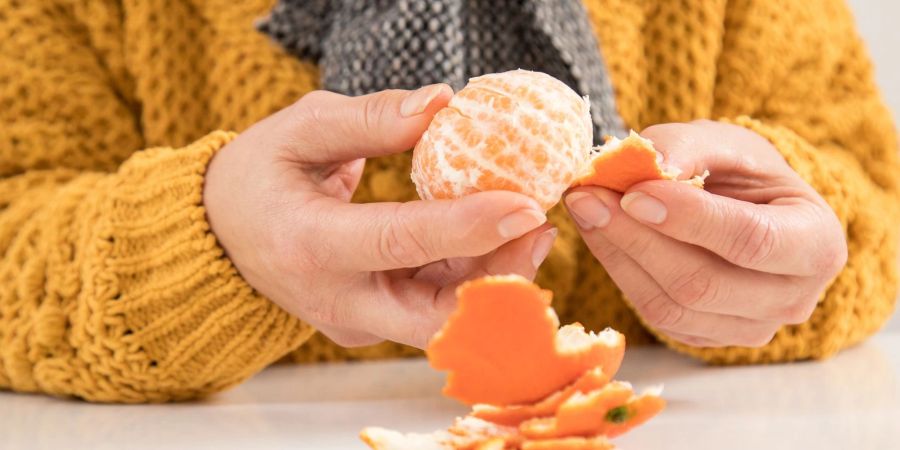 Die weisse Haut penibel von der Orange abzupulen ist unnötig. Die Schicht besteht hauptsächlich aus Ballaststoffen.