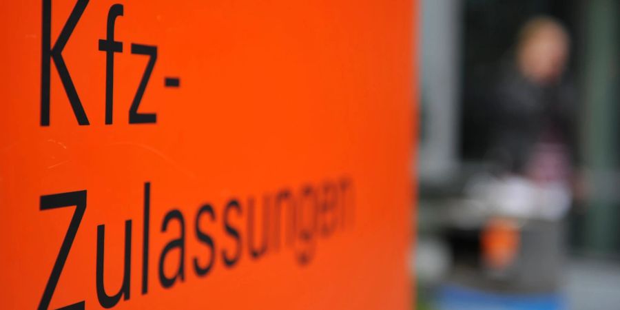 Laut KBA wurden im Dezember 2022 über 104.000 reine Elektroautos neu zugelassen - mehr als doppelt so viele wie im Vorjahresmonat. Hinzu kommen fast 70.000 Plug-In-Hybride.