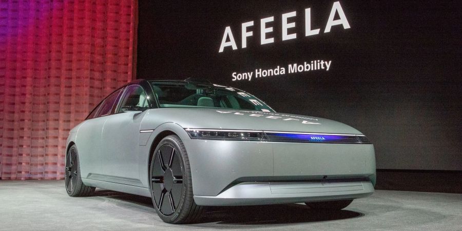 Sony und Honda zeigen auf der CES einen Prototypen eines Elektroautos der neuen gemeinsamen Marke Afeela. Das Fahrzeug soll 2026 zunächst in den USA auf den Markt kommen.