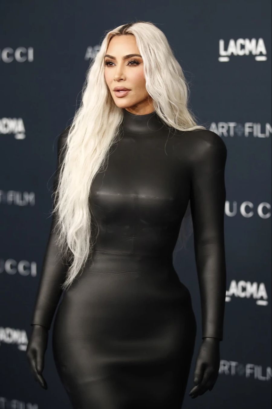 Kim Kardashian hat ihre Haare platinblond gefärbt.