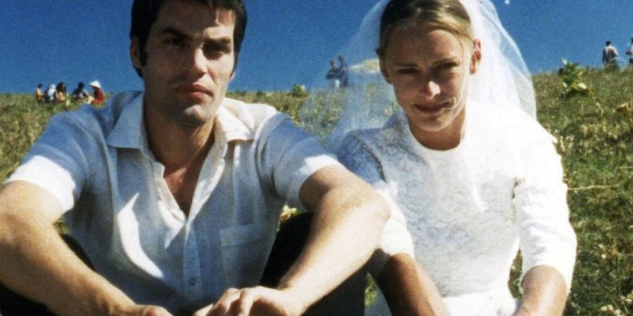 Wer heiratet denn nun wen? «No coffee, no TV, no sex» vom Romed Wyder (1999) erzählt von einer ganz normalen, komplizierten Dreierbeziehung.