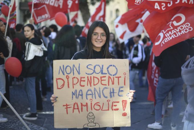 Angestellte protestieren gegen den drohenden Produktionsstopp der Raffinerie in Italien. italien