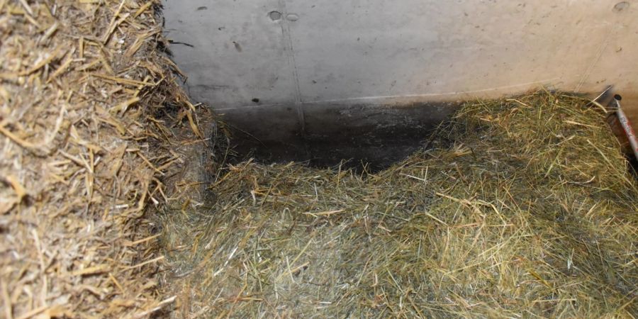 Vrin: Mann bleibt zwischen Wand und Strohballen stecken