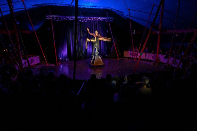 Illusionist Lars Leriix in der Manege.