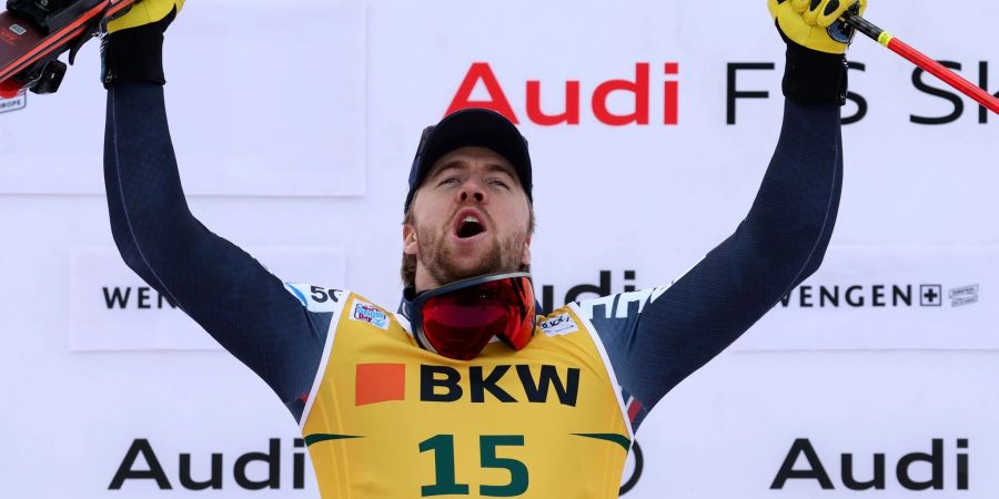 Norwegens Aleksander Aamodt Kilde aus Norwegen jubelt nach seinem Sieg auf dem Podium.