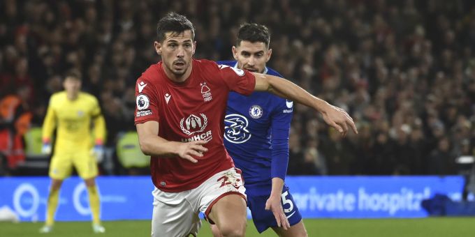 Remo Freuler von Nottingham Forest im Duell mit Chelseas Jorghinho. Remo Freuler Premier LEague
