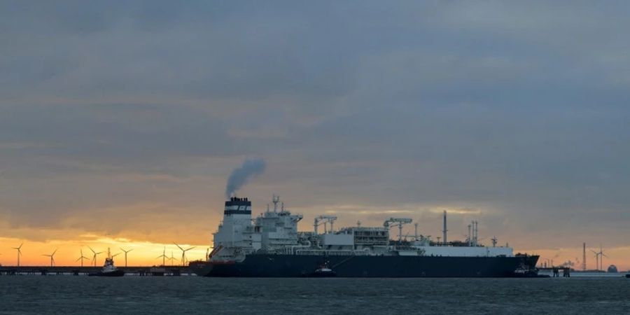 Die FSRU bei der Einfahrt nach Wilhelmshaven
