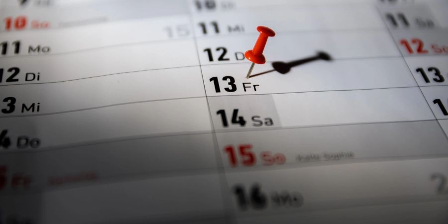 Haben Sie sich Freitag, den 13. gut sichtbar im Kalender markiert? Dabei ist die Angst vor diesem Datum laut einer Schadenstatistik unbegründet.