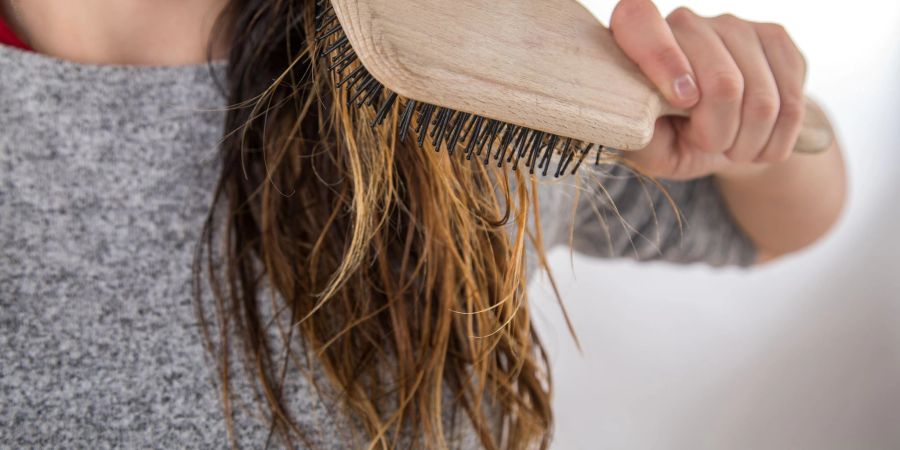 Nasse Haare sind besonders empfindlich - und widerspenstig. Wer sie beim Kämmen nicht schädigen will, kann mit Conditioner nachhelfen.