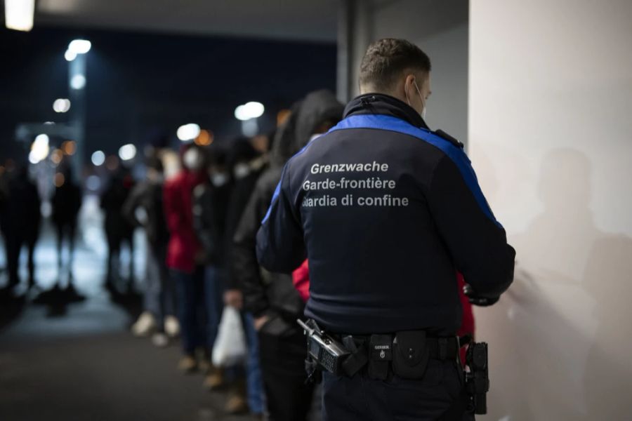 Laut dem deutschen Bundesinnenministerium wurden an der Schweizer Grenze im letzten Jahr fast 10'000 illegale Einreisen registriert.