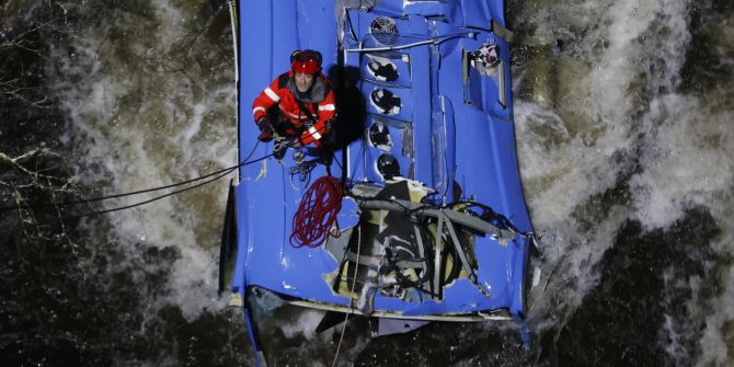 Bus fall into Spanish river causes two casualties