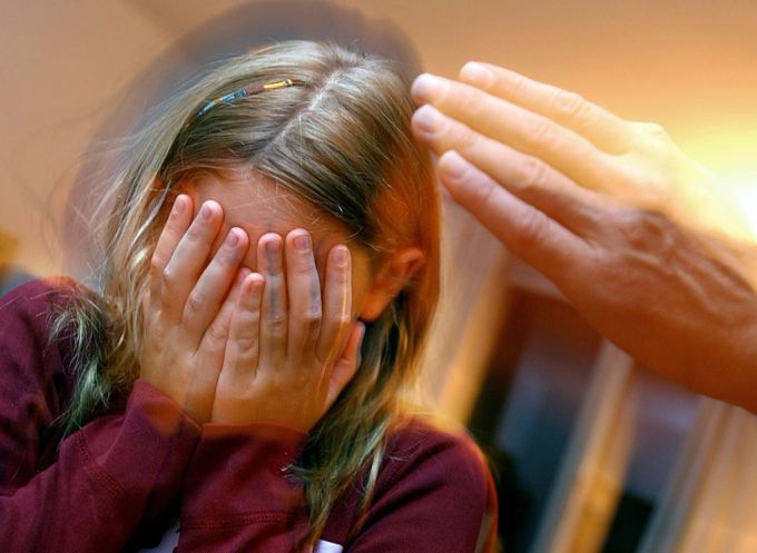 Fast 50 Prozent der Kinder in der Schweiz wurden bereits Opfer von psychischer oder physischer Gewalt. Jedes Jahr müssen annähernd 1700 Kinder im Spital behandelt werden, weil sie Opfer von Gewalt Kinder gewaltfreie Erziehung