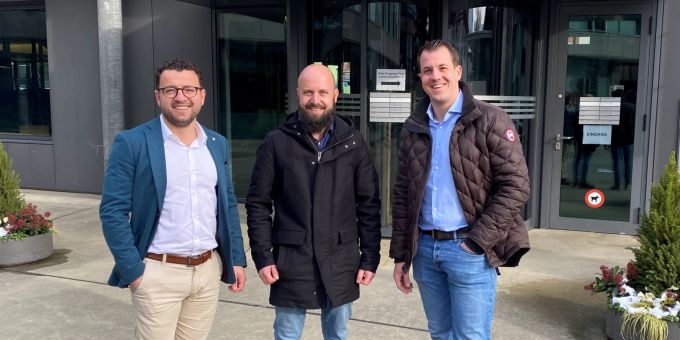 Der neue Werkmeister Florian Bruderer flankiert von Gemeinderat Zari Dzaferi (links) und seinem Nachfolger Hans Küng. Florian Bruderer wird neuer Werkmeister.