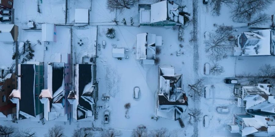 Eingeschneite Häuser und Autos in Buffalo