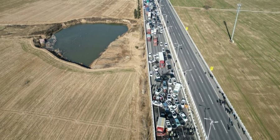 Massenkarambolage auf einer Autobahn in Henan