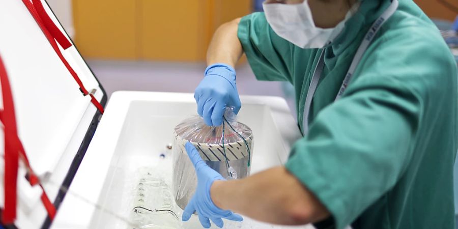 Eine Box mit einem Spenderherz wird aus der Kühltruhe genommen. Das Bundesamt für Gesundheit und Swisstransplant haben eine neue Kampagne zur Organspende lanciert. (Archivbild)