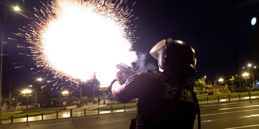 Die Polizei setzt Tränengas während einer Demonstration ein.