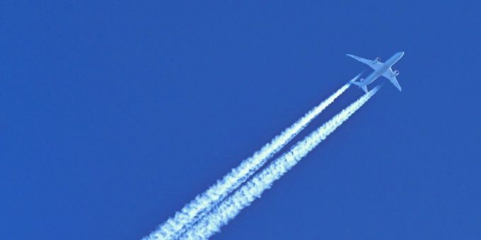 Schönes Motiv aber schlecht für Umwelt und Klima: Ein Flugzeug hinterlässt am blauen Himmel Kondensstreifen. Schönes Motiv aber schlecht für Umwelt und Klima: Ein Flugzeug hinterlässt am blauen Himmel Kondensstreifen.