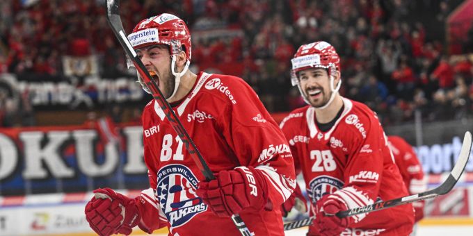 Yannick-Lennart Albrecht und Inaki Baragano von den Rapperswil-Jona Lakers bejubeln das 2:0 im Spiel der National League gegen die SCL Tigers. National League