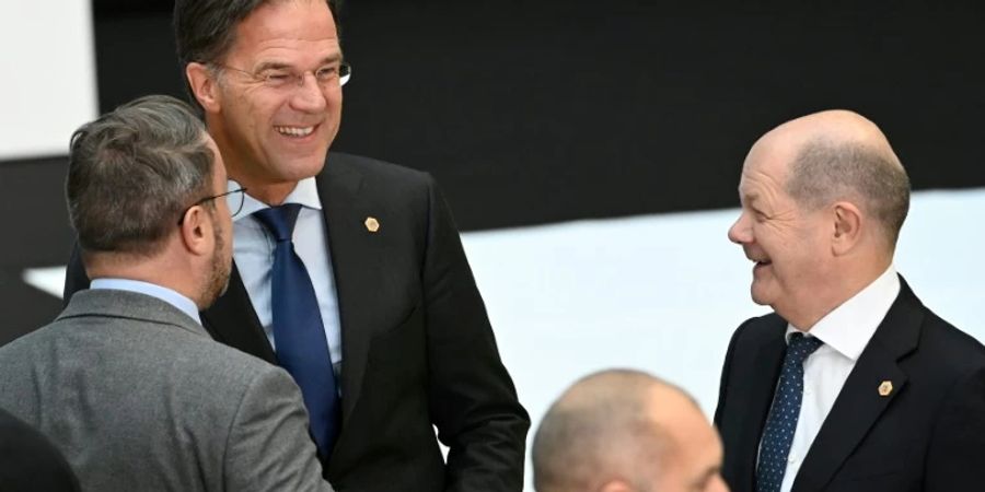 Scholz (re.) mit dem niederländischen Regierungschef Rutte (2.v.li.) in Brüssel