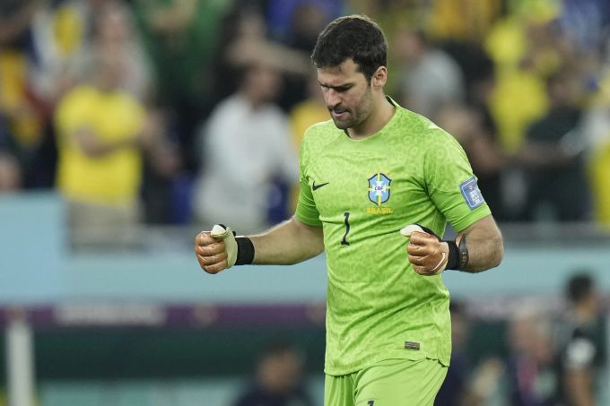 Brasiliens Alisson zeigt gegen Südkorea eine starke Partie. WM 2022