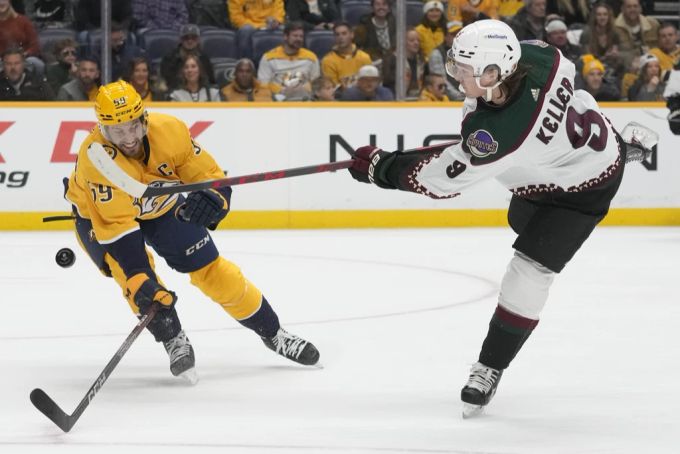 Roman Josi (links) im Duell mit Arizonas Clayton Keller. roman josi