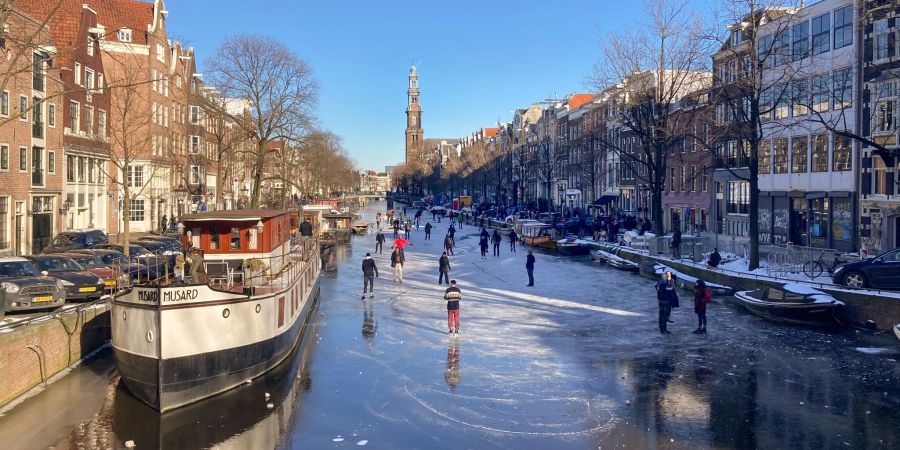 Schon im Februar 2021 waren viele Amsterdamer Grachten zugefroren. Nun hoffen Schlittschuhfans wieder auf ausreichend Frost.