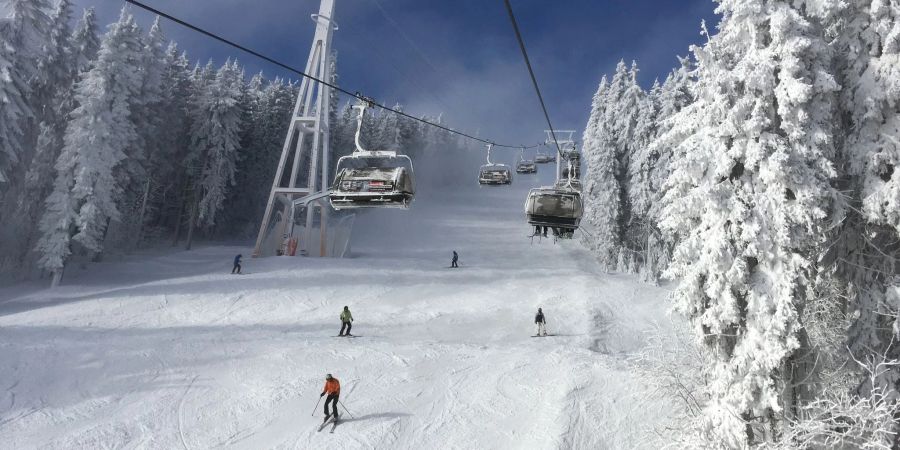 Am Fichtelberg in Oberwiesenthal soll ab Freitag der Skibetrieb starten.