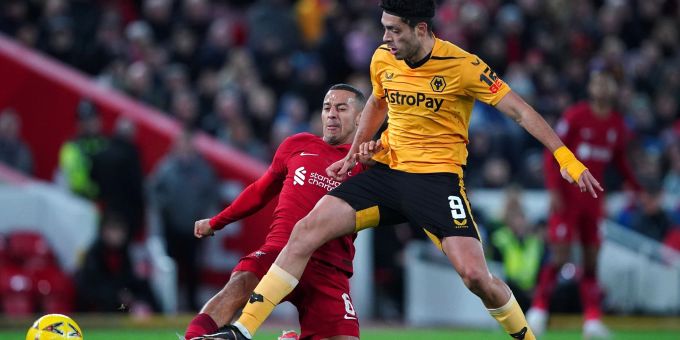 Liverpools Thiago (l) im Zweikampf mit Raul Jimenez von den Wolverhampton Wanderers. Liverpools Thiago (l) im Zweikampf mit Raul Jimenez von den Wolverhampton Wanderers.