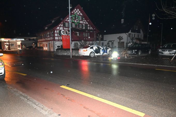 Der Fahrer wurde leicht verletzt ins Spital gebracht. Spital