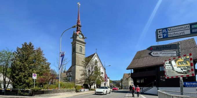Hauptstrasse in Oberägeri mit Blick auf die Kirche. Hauptstrasse in Oberägeri mit Blick auf die Kirche.