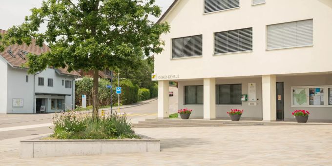 Der Gemeindehausplatz in Russikon im Zürcher Oberland. Der Gemeindehausplatz in Russikon im Zürcher Oberland.
