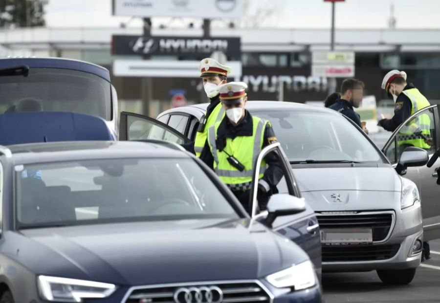 Die Polizei in Österreich kontrolliert die Einhaltung der Massnahmen zum Coronavirus.