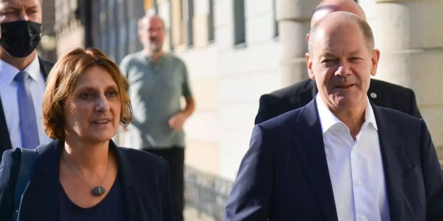 Olaf Scholz und seine Frau Britta Ernst auf dem Weg zu einem Wahllokal in Potsdam.