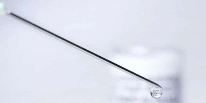 Impfspritze mit dem Vakzin von Biontech und Pfizer Impfspritze mit dem Vakzin von Biontech und Pfizer