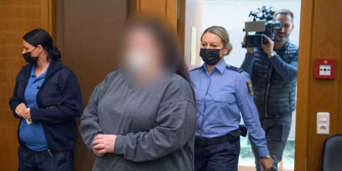 Die Angeklagte Kim Teresa A. wird von einer Justizwachtmeisterin in den Verhandlungssaal am Oberlandesgericht in Frankfurt geführt. Kim Teresa A.