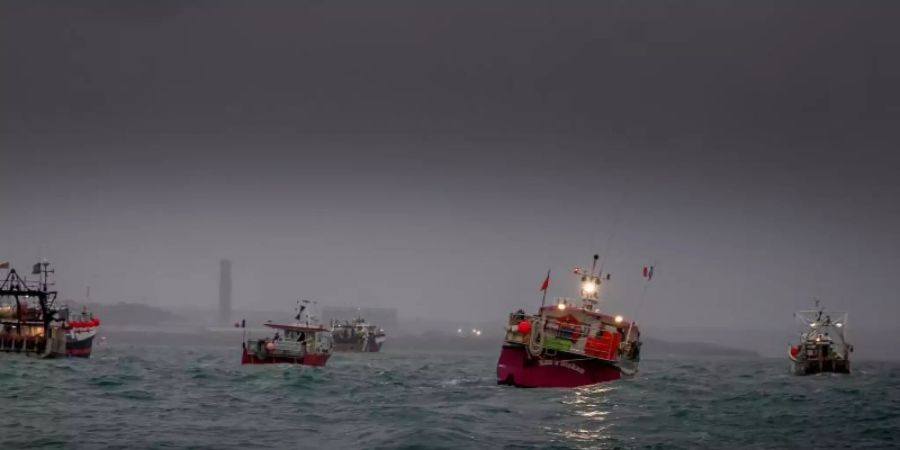 Französische Fischereifahrzeuge protestieren vor dem Hafen von St. Helier im Streit um Fischereirechte nach dem Brexit. Foto: Gary Grimshaw/Bailiwick Express/PA Media/dpa