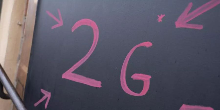 Ein Schild mit der Aufschrift «2G» vor einem Geschäft in Potsdam. Foto: Christophe Gateau/dpa