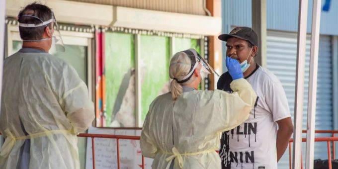 Ein Mann wird in Australien auf das Coronavirus getestet. Australien Coronavirus