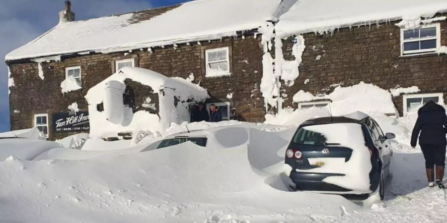 Der eingeschneite Pub «Tan Hill Inn» in dem nordenglischen Nationalpark Yorkshire Dales. Foto: The Tan Hill Inn/PA Media/dpa