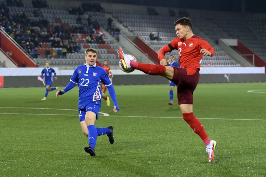 Fabian Rieder (r.) wird von Moldawiens Valeriu Gaiu (l.) unter Druck gesetzt.