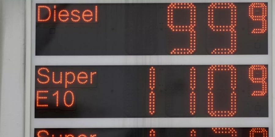 Presitafel einer Tankstelle